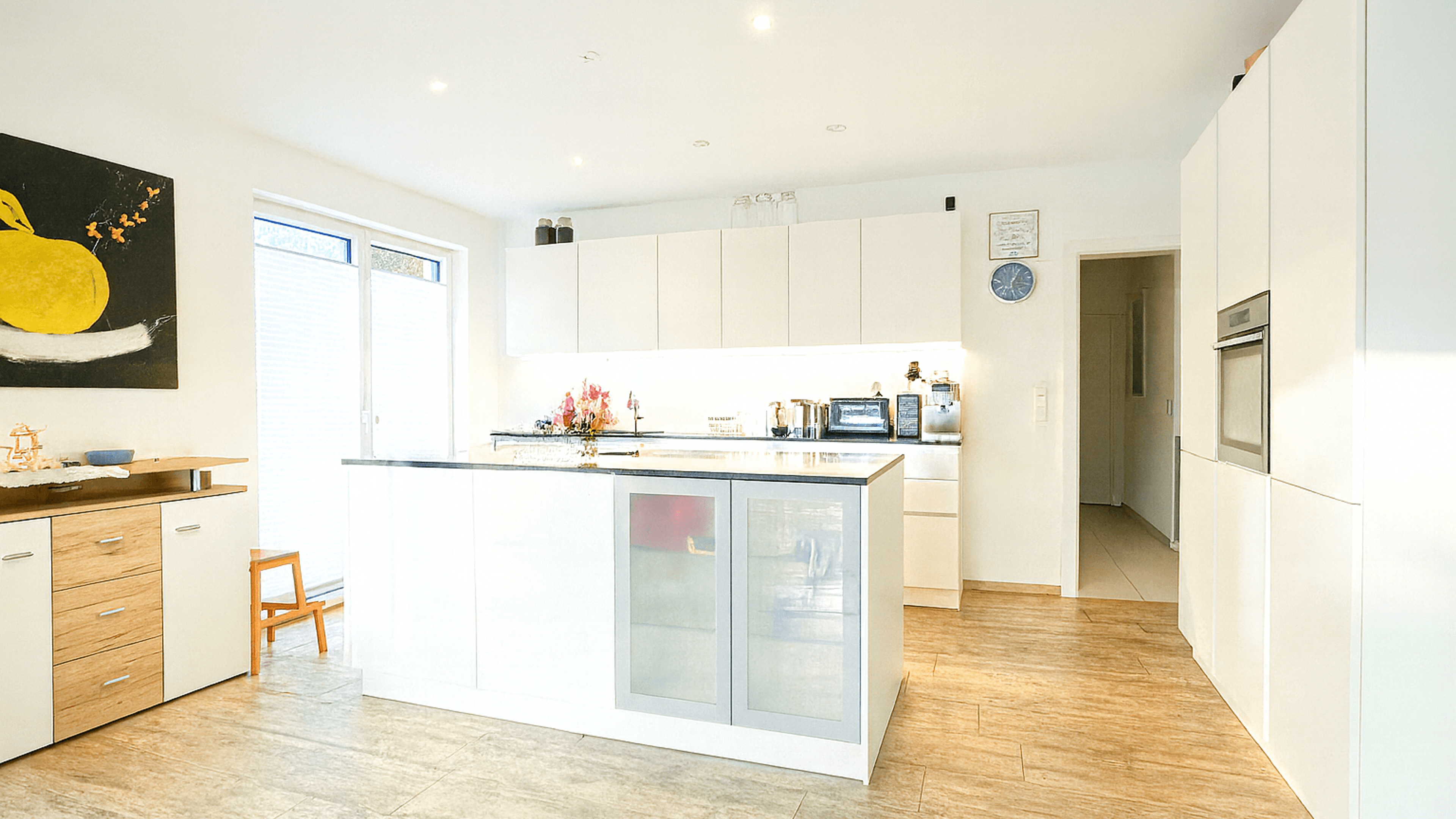 Küche mit Blumenstrauß.png