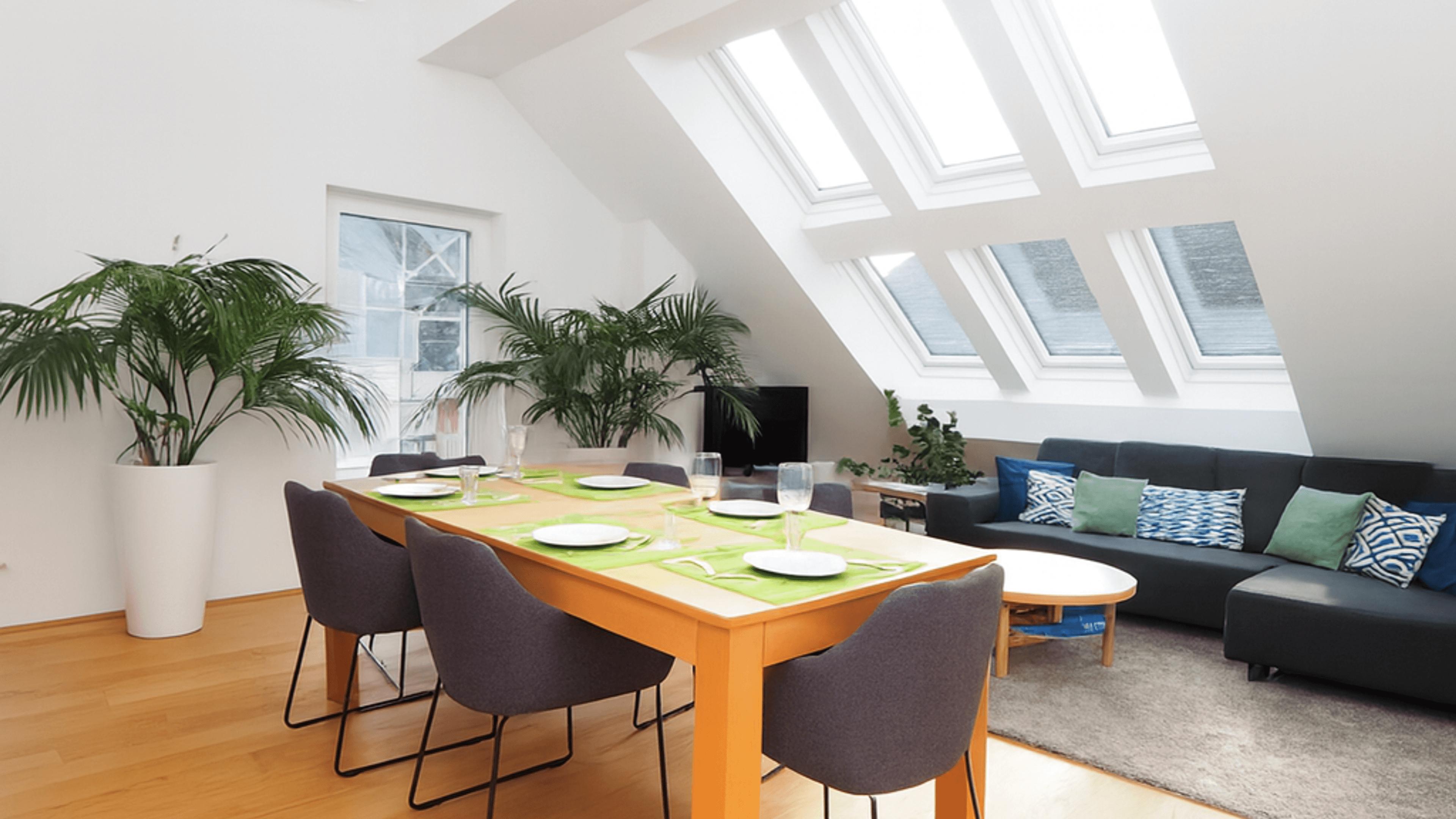 Wohnraum Tisch gedeckt.png